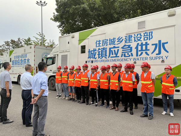完美体育紧急救援供水车保障泸定群众用水安全